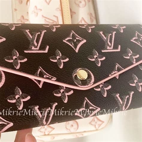 Products by Louis Vuitton: Sarah Wallet.